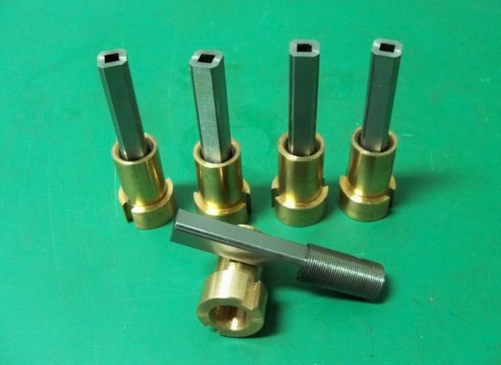 Des noyaux de moules à filetage de précision.