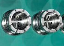 Des inserts de moules à plusieurs cavités.